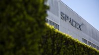 SpaceX може да влезе в конкуренция с мобилните оператори, но фокусът остава върху AI