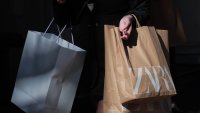 Продажбите на собственика на Zara растат през август след забавяне през първото полугодие