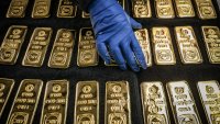 Историята сочи, че златото ще поевтинее още, но дали нови фактори не диктуват посоката?