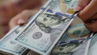 Необичайно високата експозиция към долара в цял свят носи риск от разпродажба