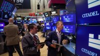 Dow Jones се срива с 500 пункта, цените на петрола се покачват*