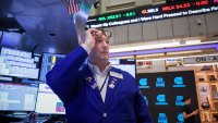 S&P 500 леко се покачва, но е напът да отбележи седмичен спад*