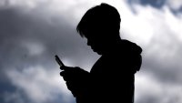 Конституционният съвет на Франция блокира забраната на социални медии за тийнейджъри