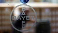 Bayer намали дивидента си до законния минимум, за да ограничи дълга си