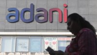 Пазарната капитализация на Adani се е свила с 55 млрд. долара след обвиненията срещу шефа му