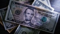Чуждестранни правителства продават американски дълг, за да подкрепят валутите си