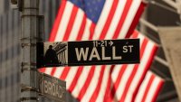 Индексите на Wall Street почти не трепнаха с ескалацията на напрежението в Близкия изток