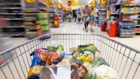 Френските супермаркети ще трябва да обявяват намалени по размер, но не и по цени продукти