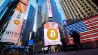 Цената на биткойна стигна 6-седмично дъно заради нови икономически тревоги