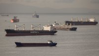 Корабни компании и рафинерии са големите почеливши от руските санкции