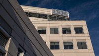 IBM сви прогнозата си за годишни продажби заради спад в търсенето на мейнфрейм