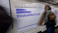 Възходът на биткойна се изправя срещу предизвикателството на Фед и Сената