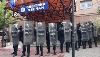 И войници на НАТО се включиха в охраната на кметства в Косово заради протестите на сърби