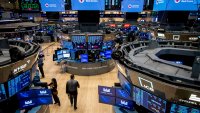 S&P 500 и Nasdaq прекъснаха петдневната си губеща серия, но се понижиха за седмицата