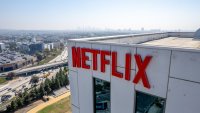 Разследващи претърсиха офисите на Netflix в Париж и Амстердам