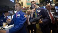 Dow успя да запише седмичен ръст въпреки спада в последната сесия