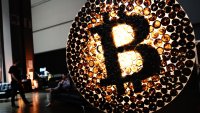 Фондовете за биткойни и злато са привлекли рекордните 7 млрд. долара само за дни