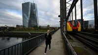 Ръстът на БВП на еврозоната се забавя през лятото, но се ускорява на годишна база