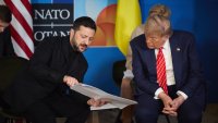 Украйна има нов поглед към преговори за мир, докато пали рафинерии една след друга