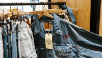 Levi's потвърди годишните си прогнози, проучва продажба на бранда си Dockers