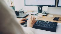 Изкуственият интелект обещава печалби за бизнеса, но натискът пада върху служителите