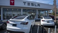 Продажбите на електромобилите на Tesla се понижиха за първи път от повече от десетилетие