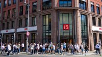 Собственикът на Uniqlo отбеляза рекордна печалба за поредна година