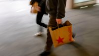 Macy's сви прогнозата за приходите си след слаб празничен сезон