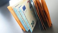 Тайната на заплатите у нас засега остава