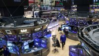 S&P 500 започна седмицата почти без промяна, Intel тласна чиповете надолу