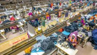 Дрехите по складовете в Бангладеш се трупат, докато Западът намалява вноса
