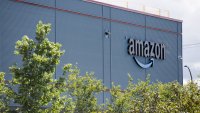 И Amazon замразява наемането на служители в бизнеса си с търговията на дребно