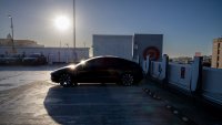 Традиционните автопроизводители търсят обединение с Tesla, за да избегнат глоби