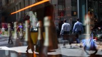 Wall Street отваря с леки ръстове, Nasdaq е напът да завърши месеца с повишение от 8%*