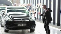 Защо му е на Илон Мъск да слива Tesla и SpaceX?