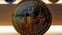 Завърналият се апетит към риск тласна цената на биткойн до над 86 хил. долара