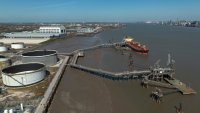 Цените на петрола спадат с повече от 1 долар преди новите санкции на САЩ срещу Иран*