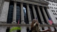 Dow се покачи с над 400 пункта и затвори с рекорд