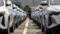 Американската автомобилна индустрия е изправена пред перфектната буря