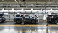 Западните автомобилни производители губят битката за най-големия пазар