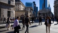 Съкращенията на служители във Великобритания се ускоряват на фона на войната в Иран
