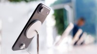 Кризата с чиповете за памет тласна доставките на смартфони в света до 13-годишно дъно
