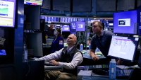 Индексите на Wall Street се връщат към спадовете въпреки по-ранното възстановяване*