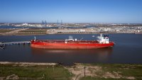 Защо цените за превоз на товари растат и какво означава бумът в корабостроенето за инвеститорите