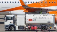 Печалбата на easyJet се срива със 70% заради разходите за гориво и отслабеното търсене