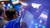 Dow спада с 1000 пункта, Nasdaq се срива с близо 5%*