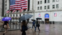 Dow се отдръпна от рекордното ниво, петролът отново поскъпна