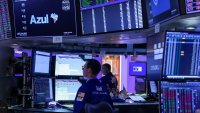 S&P 500 спада, но Dow е нагоре с 500 пункта*