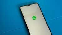 ЕС нареди на Meta да позволи на конкурентните AI чатботове да се върнат безплатно в WhatsApp