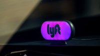 Lyft отчита рекордни резервации, но по-големите отстъпки ограничиха печалбата